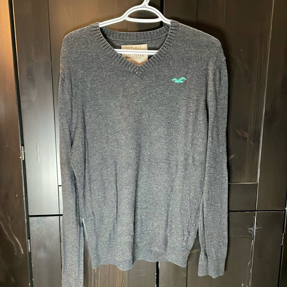 Hollister men’s grey v neck long sleeve sweater size large